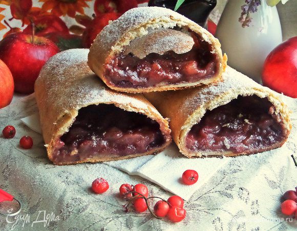 В первый день штрудель отлично держит такую выгнутую форму, но потом, постояв накрытый, оседает, но тоже очень вкусный!