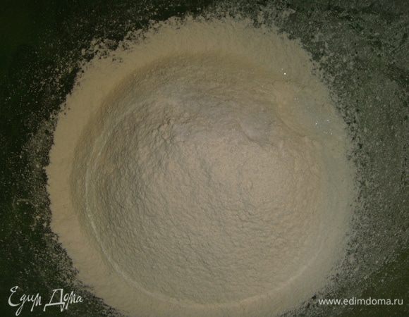 3 с половиной стакана муки просеять в чашку. Добавить соль и сахар.