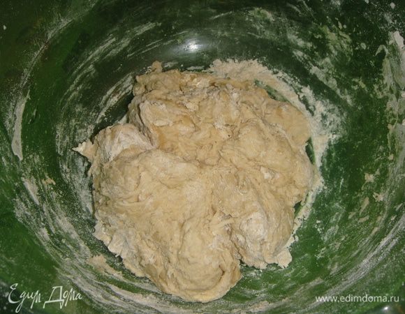 Влить воду минеральную и подсолнечное масло. Перемешать ложкой.