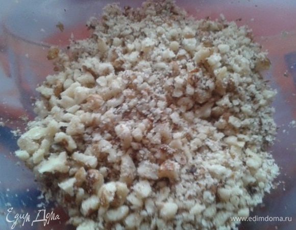 Грецкие орехи измельчить, но  не сильно мелко.
