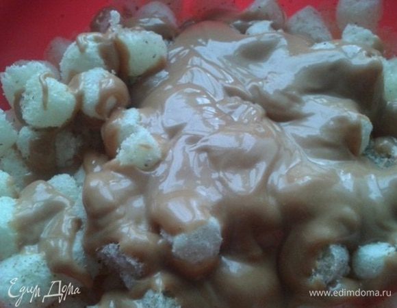 Смешать кукурузные палочки, орехи и сгущеное молоко.
