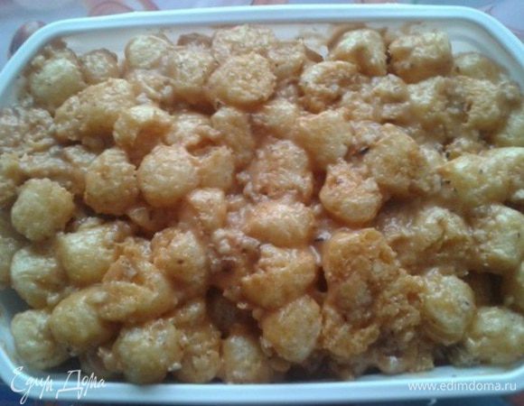 Массу утрамбовать в форму. 
И поставить в холодильник на 3 часа.




