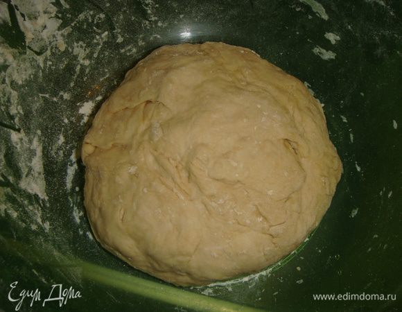 Подсыпая оставшуюся муку замесить тесто. Накрыть тесто полотенцем и оставить на 20 минут.