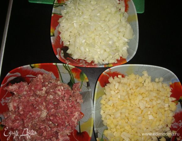 Картофель и лук нарезать мелкими кубиками.
