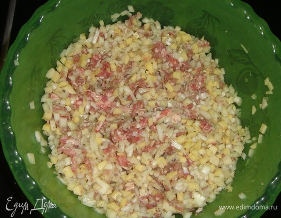 Смешать в чашке фарш, картофель и лук. Посолить и поперчить по вкусу.