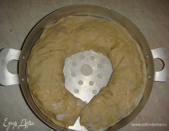 В нижнюю часть мантоварки налить воду, посолить, добавить лавровый лист и поставить на огонь. Дно рулета и мантоварки смазать подсолнечным маслом. Уложить рулет по кругу. Как вода закипит поставить варить ханум на 40 минут.