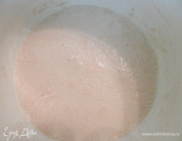 Сначала готовим опару: в теплое молоко добавить 2 ст. л. муки, сахар и дрожжи. Все хорошо перемешать и поставить в теплое место минут на 10. Как появятся пузырьки, можно замешивать тесто.