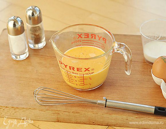 Разбить яйца в миску и слегка перемешать. Добавить молоко и перемешать венчиком. Слегка посолить и поперчить.