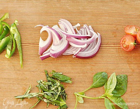 Нарезать красный лук тонкими полукольцами, перец нарезать соломкой толщиной 5 мм. Помидоры разрезать пополам. Мелко нарезать листья базилика.