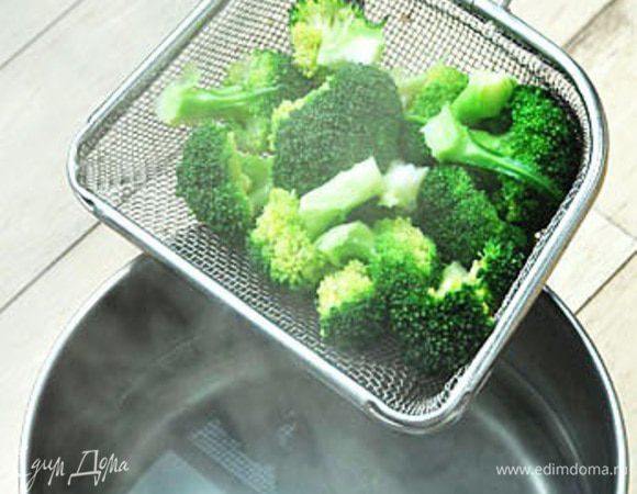 Брокколи отварить в течение 2—4 минут.