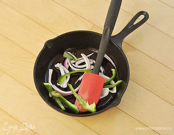 Разогреть растительное масло на сковороде. Обжарить часть лука и болгарский перец в течение 1 минуты на среднем огне. Слегка посолить и поперчить.