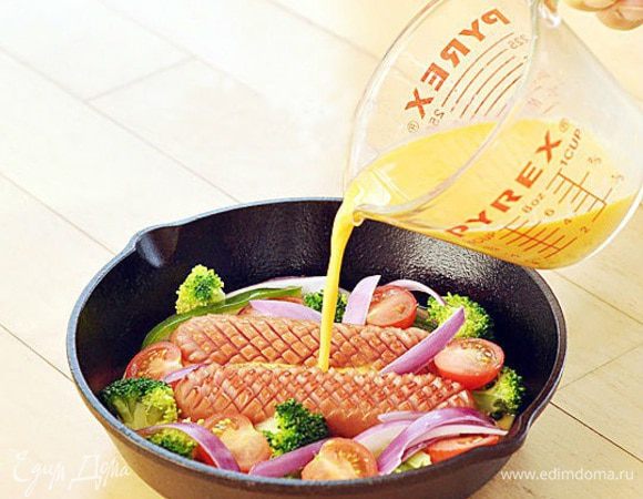 Влить в сковороду яичную смесь.