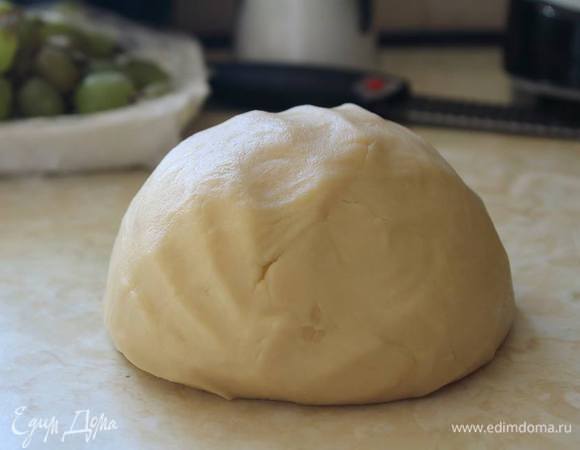 Вмешать муку и замесить эластичное и мягкое тесто. Важно его не нагреть! То есть замешивать нужно быстро.