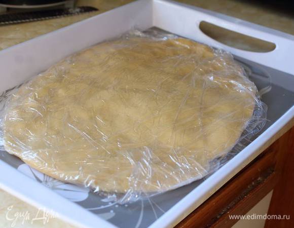 Сформировать лепешку в 1 см толщиной, обернуть в пленку и отправить на час (как минимум) в холодильник.