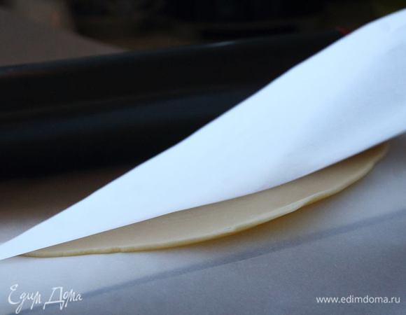 Холодное тесто разделить на 2–3 части. Каждую раскатать между двумя листами пергамента до 3 мм толщиной. Если вам понравится тесто, то его можно замешивать двойную-тройную порцию и хранить в холодильнике. А когда захочется приготовить, брать нужную порцию и начинать с этого этапа.