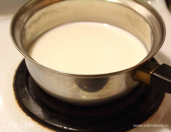 Для крема доведем молоко до кипения.