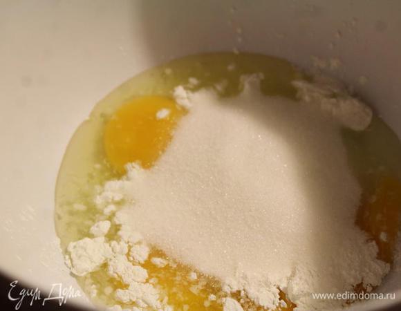 Яйца, сахар и крахмал смешаем в большой емкости (сюда потом будем вмешивать и молоко).