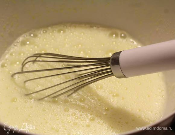 Закипевшее молоко постепенно вливаем сюда, не переставая размешивать.