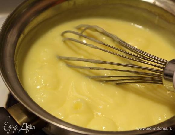 Возвращаем всю смесь в сотейник. Постоянно помешивая, доводим до кипения. Крем начнет загустевать. Поварим еще пару-тройку минут после закипания.