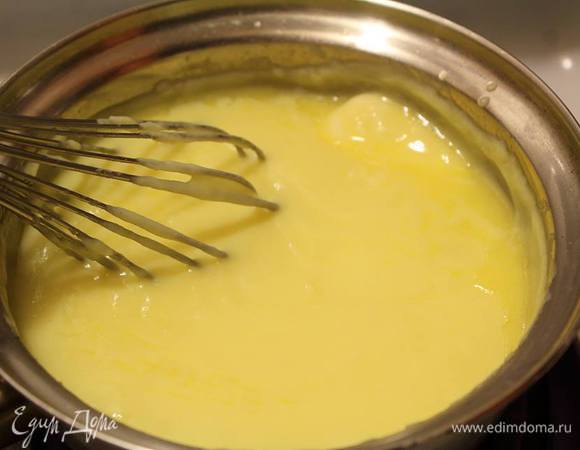 Добавим сливочное масло. Помешиваем до полного растворения и снимаем крем с огня. На этом этапе я добавила миндальную эссенцию.
