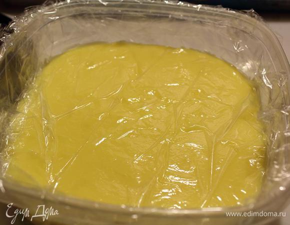 Слегка остывший крем перекладываем в емкость для хранения и накрываем пленкой в контакт. Отправляем на 2–3 часа в холодильник. Его можно хранить так или в пекарском мешке. У меня на указанную в рецепте порцию ушло примерна половина этого крема.
Крем легкий, с восхитительным ароматом миндаля.