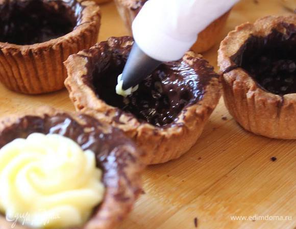 Наполняем тарты кремом и украшаем на свой вкус. Как я писала в начале, я рецепт искала именно под свежие ягоды и потому украшала малиной.