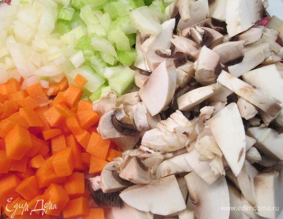 Пока варится перловка готовим овощи и мясо. Нарезаем кубиками морковь, сельдерей, лук, чеснок. Грибы режем ломтиками.