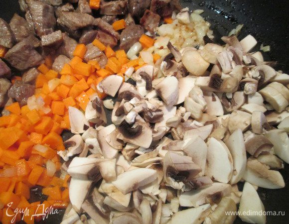 Обжариваем до золотистой корочки мясо, добавляем нарезанные овощи и обжариваем все вместе.