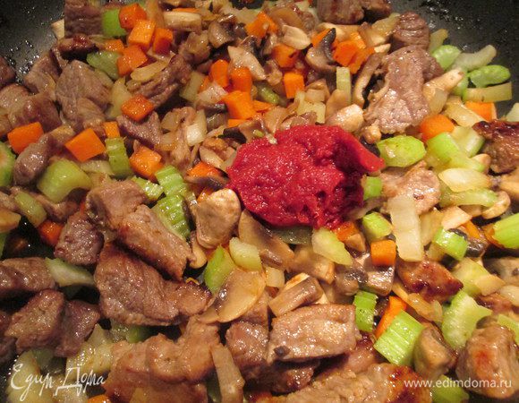 Добавляем томатную пасту и тушим с добавлением воды, 7 минут.