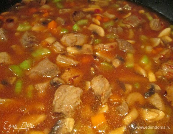 Кладем  картофель, готовую крупу, лавровый лист, специи и варим на среднем огне минут 20 — 30.