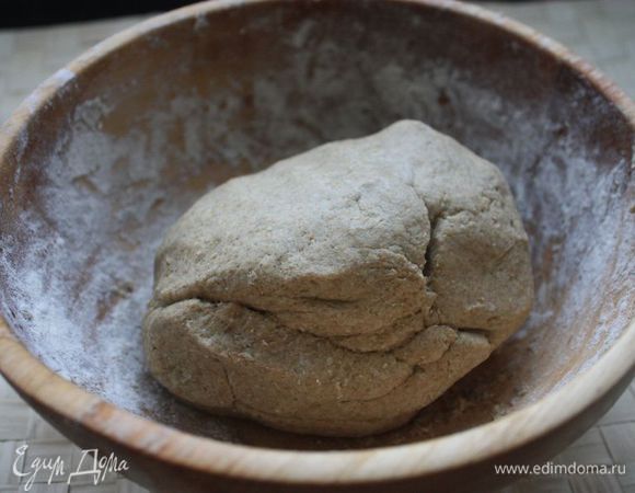 Замесите тесто, оберните его пищевой пленкой и оставьте на полчаса при комнатной температуре.

