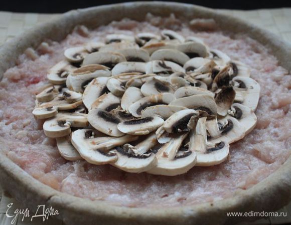 Выложите на тесто начинку: сначала фарш, потом грибы. Защипните концы теста внутрь, формируя пирог.