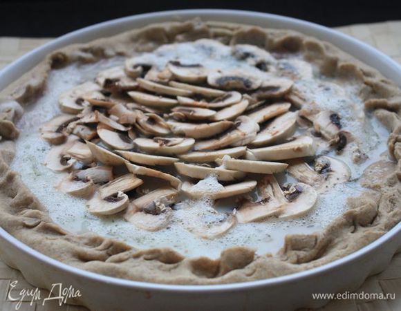 Взбейте яйца со сливками и аккуратно залейте начинку в пироге. 
Выпекайте при 180°С в течение 40 — 50 минут в нижней части духовки (чтобы основание пропеклось). Следите за пирогом! Ржаное тесто пропекается чуть дольше, чем пшеничное, но главное для нас — не пересушить его. В процессе можно смазывать тесто сливочным маслом, чтобы оно получилось более поджаристым.
Приятного аппетита!
