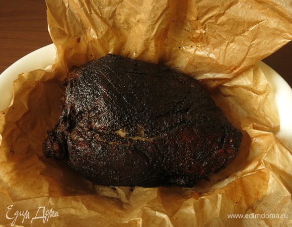 Кладем мясо на пергамент, закрываем, наливаем в форму воду и ставим при 160°С на 30 минут, если готовим так говядину, время запекания увеличиваем до 1 часа.