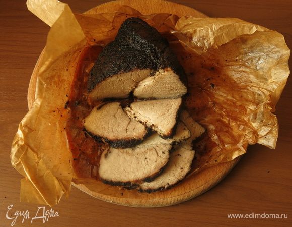 Достаем мясо, даем настоятся 20—30 минут, раскрываем пергамент и нарезаем. Приятного аппетита!