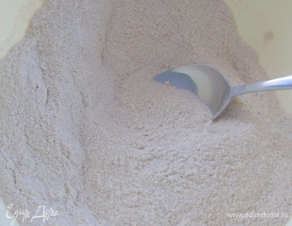 Добавьте к муке все остальные сухие ингредиенты (соль, сахар, сода, разрыхлитель) и перемешайте.
