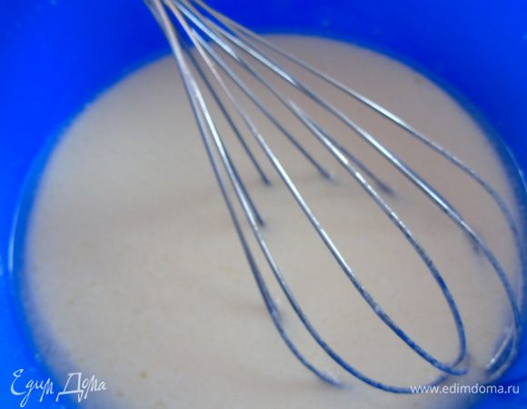 Отдельно смешайте все жидкие ингредиенты (йогурт, молоко, яйца, растительное масло) для удобства использую венчик.