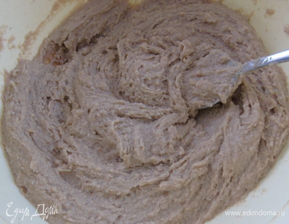 Смешайте жидкие и сухие ингредиенты, перемешайте быстро, только чтоб все объединилось.