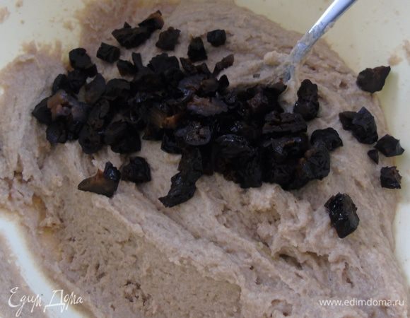 Чернослив порежьте кусочками и вместе с лимонной цедрой добавьте в тесто. Перемешайте и разложите по формам.