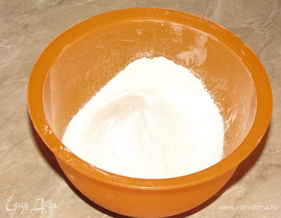 В теплой воде растворить дрожжи. В миску просеять муку, добавить соль, сахар.