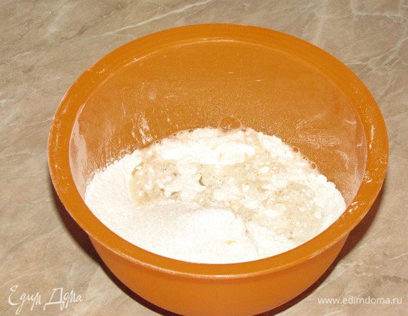 Добавить растительное масло, влить растворенные дрожжи.