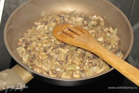 Пока подходит тесто, приготовим начинку. Лук измельчить, грибы мелко порезать. Разогреть в сковороде растительное масло и обжарить лук до мягкости. Затем добавить грибы и готовить, помешивая, до готовности. Переложить в миску, остудить.
