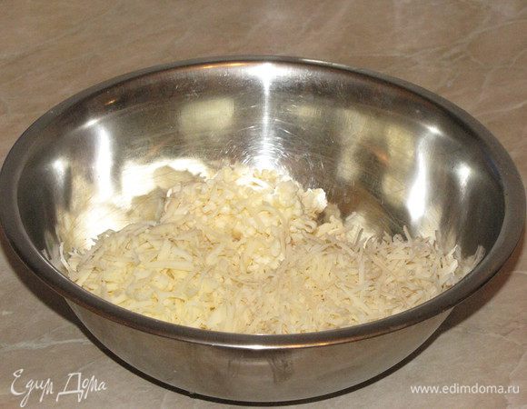 Натереть на терке моцареллу, пармезан и плавленый сыр. Выложить в миску.