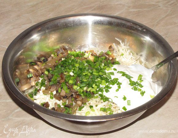 Добавить специи, мелкорубленый лук и укроп, сметану, обжаренные грибы. Все перемешать до однородного состояния. Попробовать на вкус, если необходимо подсолите. Мне соль не понадобилась, так как пармезан достаточно соленый.