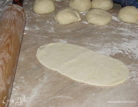 Каждый кусочек раскатать в длинный тонкий язычок.