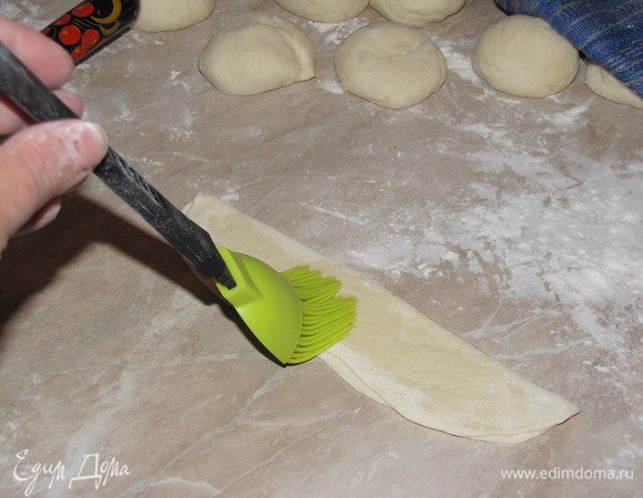 Сложить язычок пополам и смазать растительным маслом.