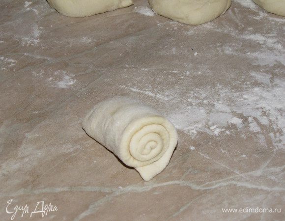 Свернуть рулетиком.