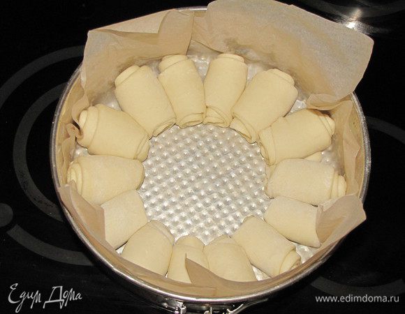 Выкладывать рулетики в форму по кругу. Накрыть полотенцем и оставить для подъема на пол часа.