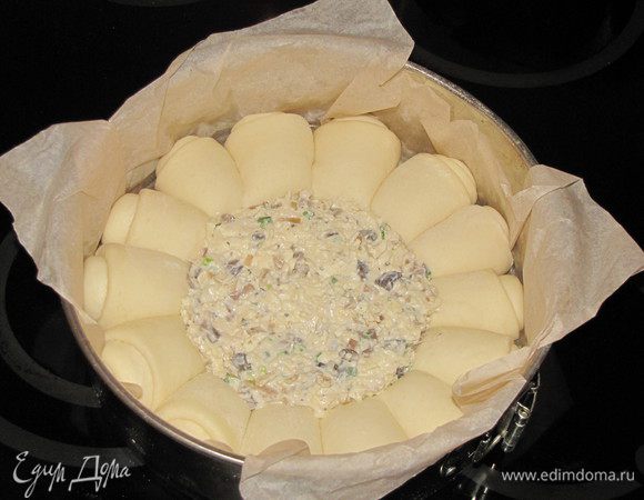 В середину выложить начинку, плотно утрамбовывая.