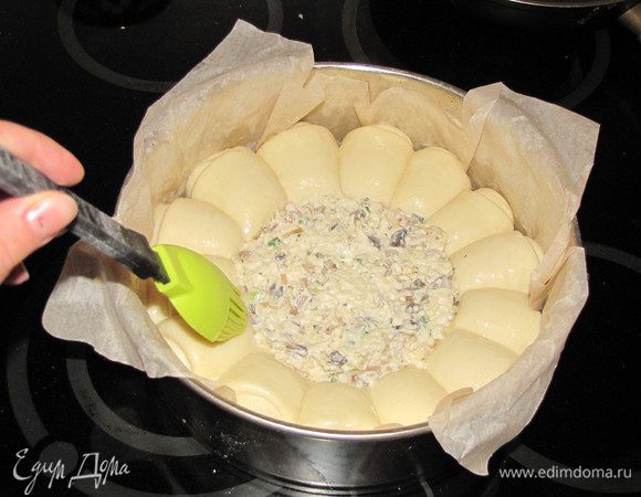 Смазать булочки слегка взбитым яйцом. Выпекать в разогретой до 180°С духовке 25—30 минут или до зарумянивания.